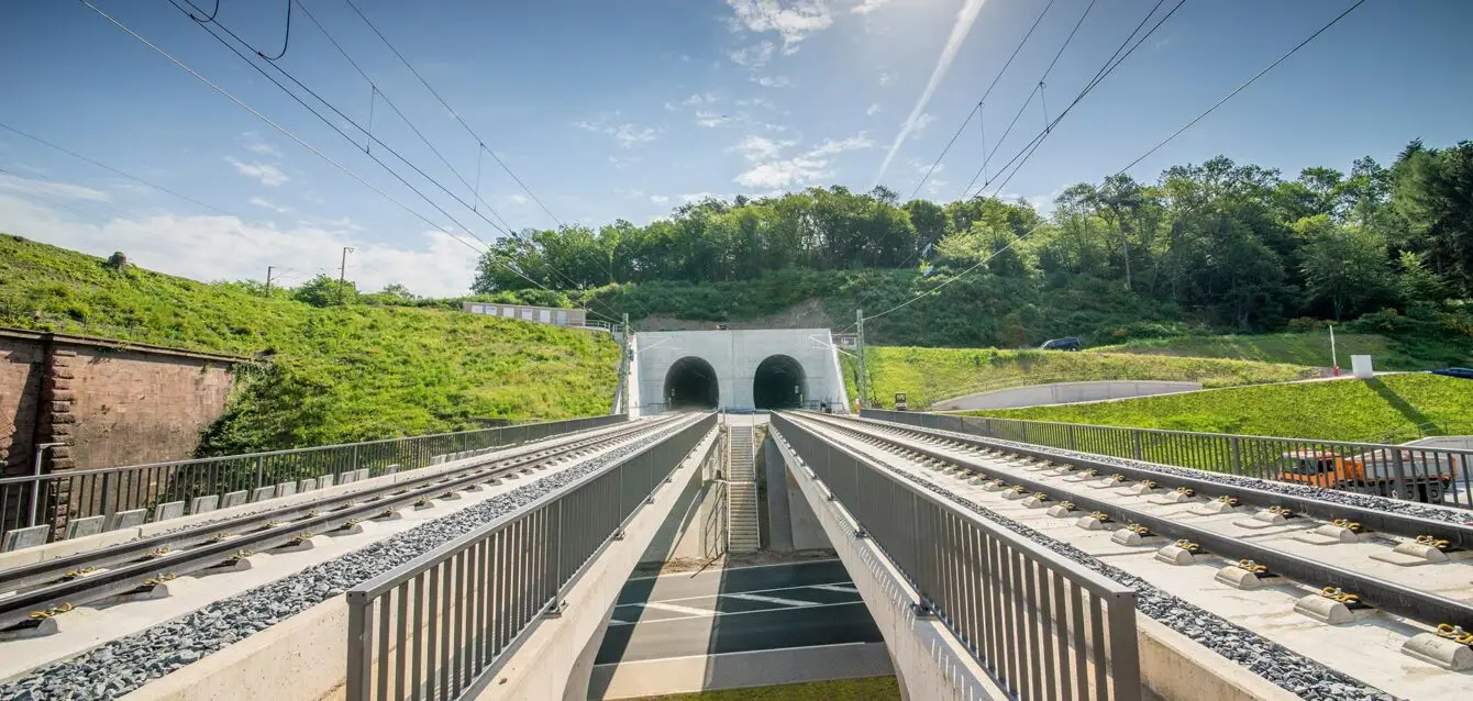 web_RHEDA_2000_R__auf_der_Ausbaustrecke_Hanau-Nantenbach__Main-Spessart-Bahn__Deutschland__2015-2017